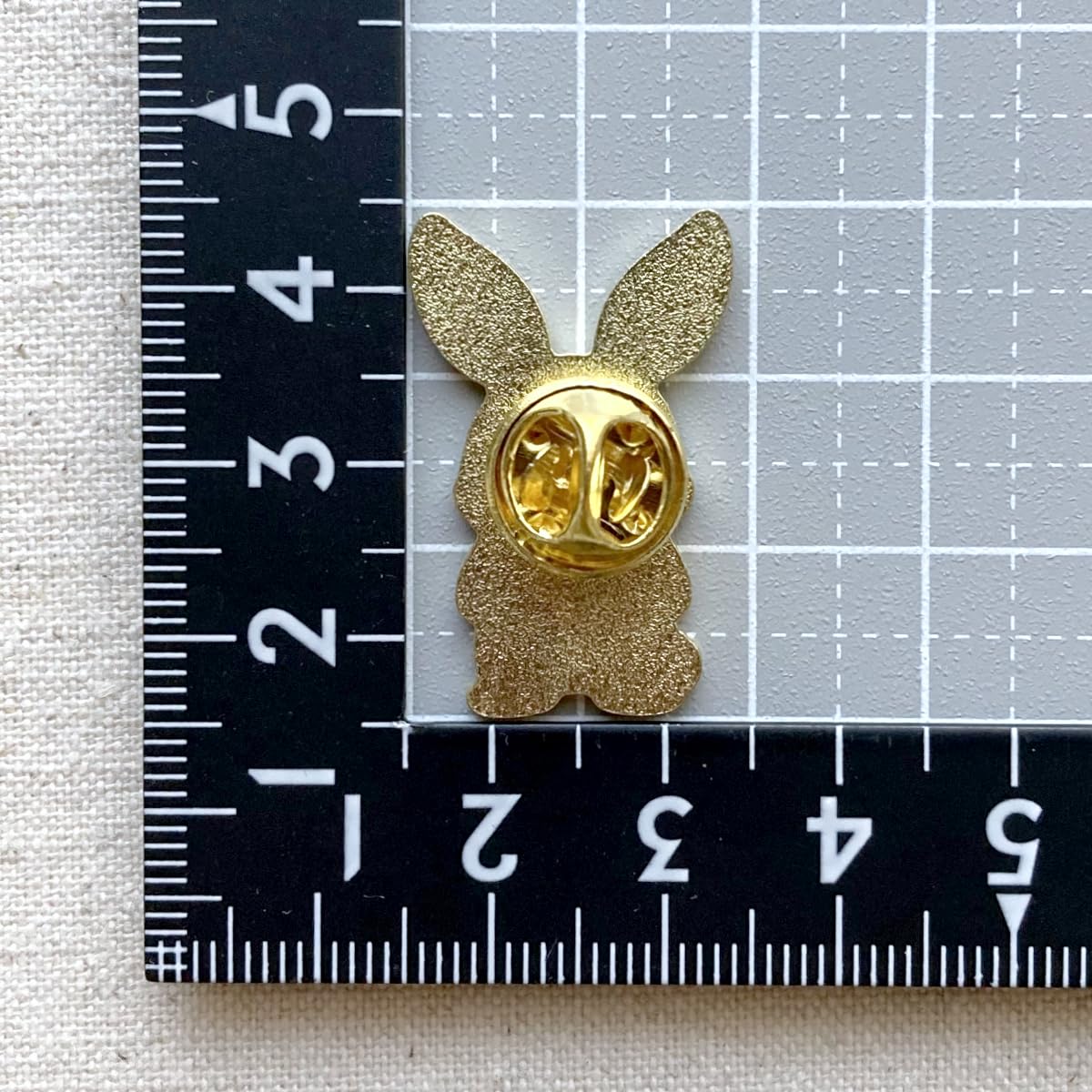 ウサギのピンバッチ 71VkKVVYsBL._AC_SY200_QL15_.jpg